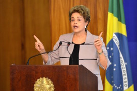 Brasília - A presidenta Dilma Rousseff, durante cerimônia no Palácio do Planalto, recebe apoio de intelectuais e artistas contra o processo de impeachment (Antonio Cruz/Agência Brasil)