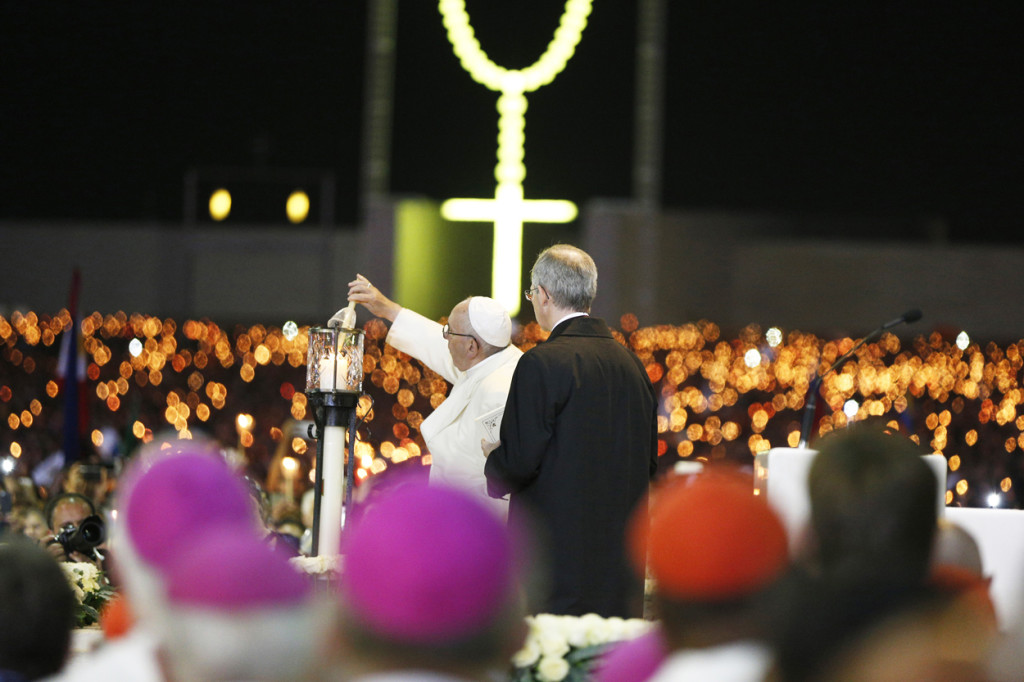 El papa Francisco enciende una vela mientras celebra una vigilia en la Capilla de las Apariciones, en el Santuario de Nuestra Señora de Fátima, en Portugal, el 12 de mayo