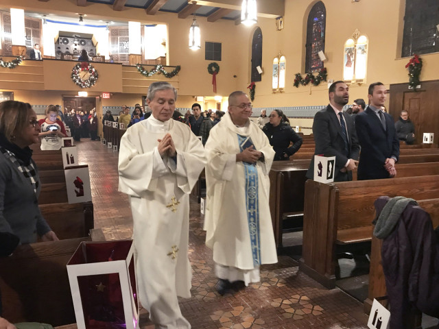 En medio de una ceremonia eucarística solemne y festiva los feligreses celebraron la vigilia de la Inmaculada Concepción de María y el Día de las Velitas en la parroquia Santísimo Sacramento.