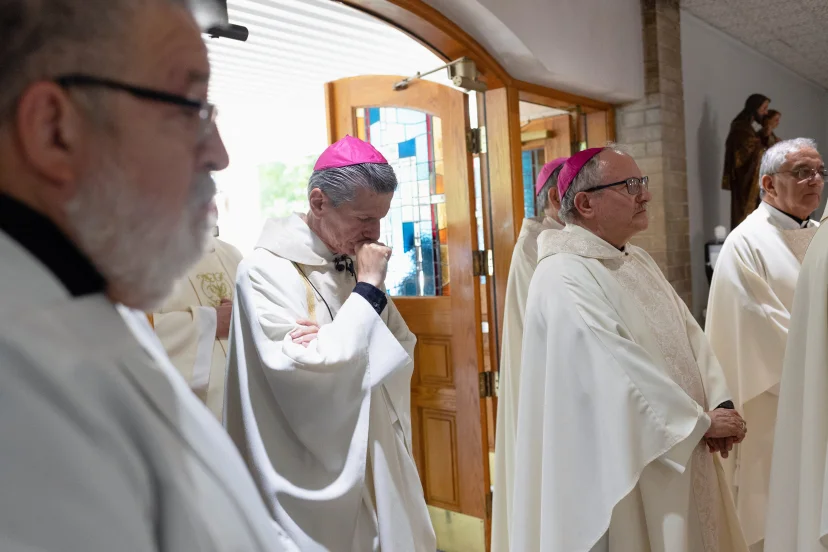 Arzobispo afirma que el lenguaje de señas ayuda a conectarse con personas en crisis