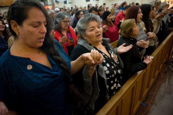Los jóvenes latinos abandonan la fe y la Iglesia reacciona ante el aumento del impacto de la secularización