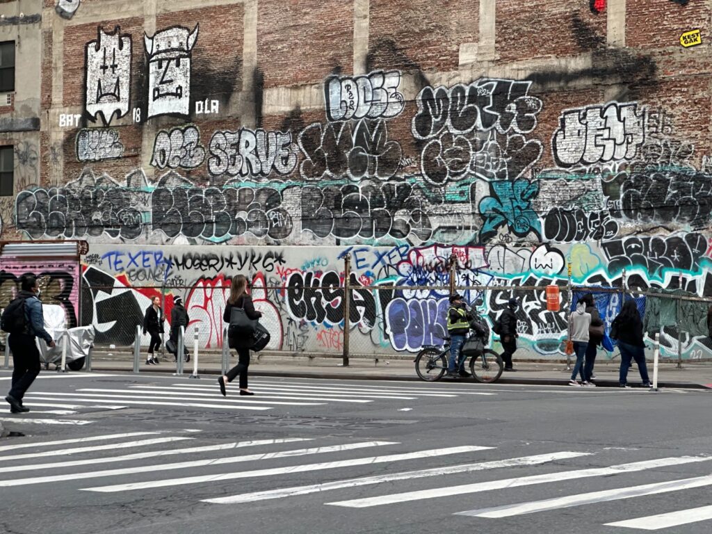 Escribir en la pared: El regreso de los grafitis suscita preocupación por la delincuencia en las calles de la ciudad