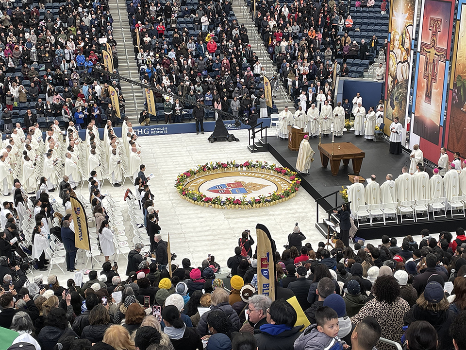 Miles de personas se reúnen para celebrar el Reavivamiento Eucarístico Diocesano en Flushin