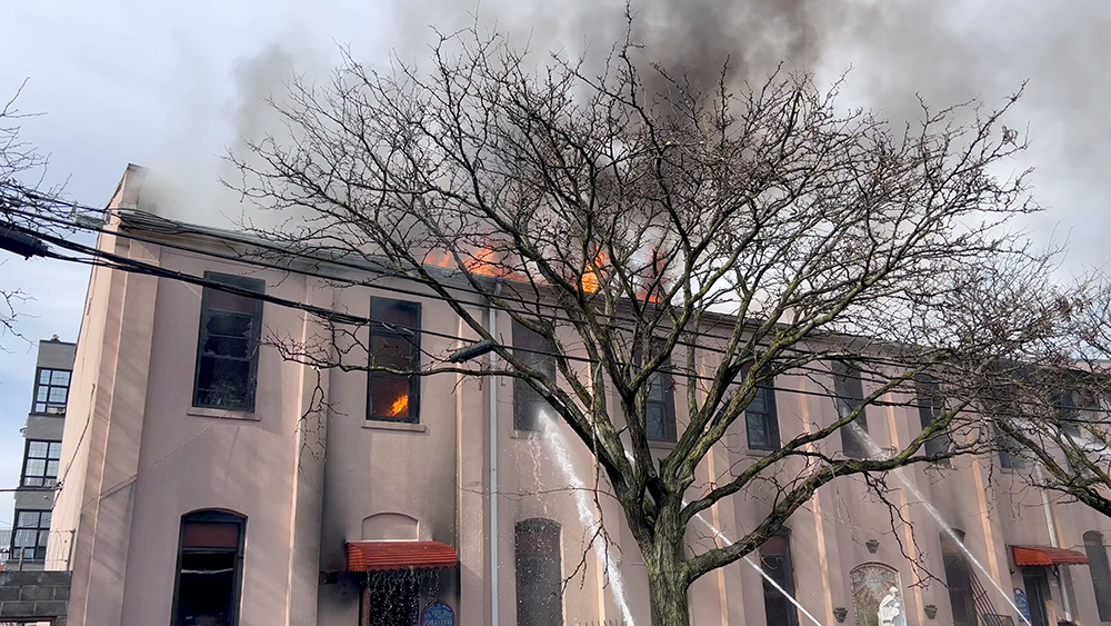 Incendio de 5 alarmas en Pascua en parroquia de Brooklyn deja iglesia y feligreses con pocos daños