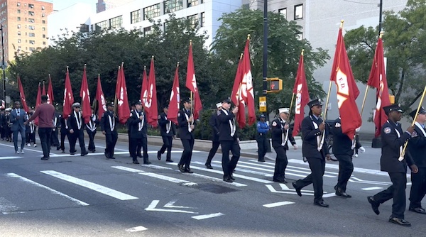 “Nunca Olvidamos”: El Obispo camina con el FDNY en solemne tributo del 11-S