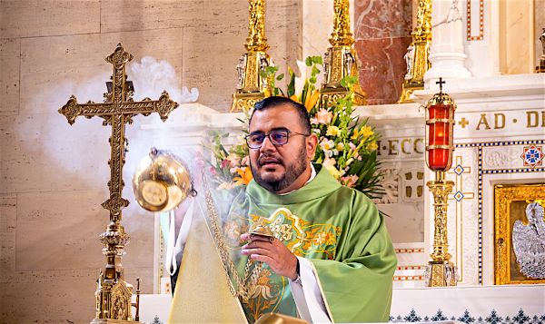 El Padre Velásquez Asumirá como Director de Liturgia en el Año Nuevo
