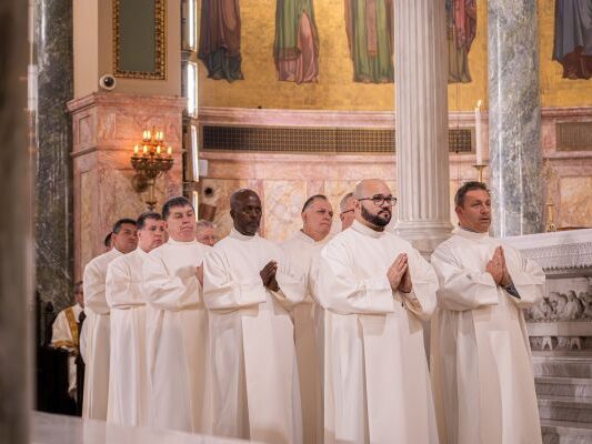 El obispo de Brooklyn, Mons. Robert Brennan, ordena a 11 nuevos miembros al diaconado permanente