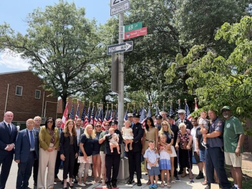 Una calle de Queens que lleva el nombre de un héroe del FDNY del 11 de Septiembre estrena nuevo letrero